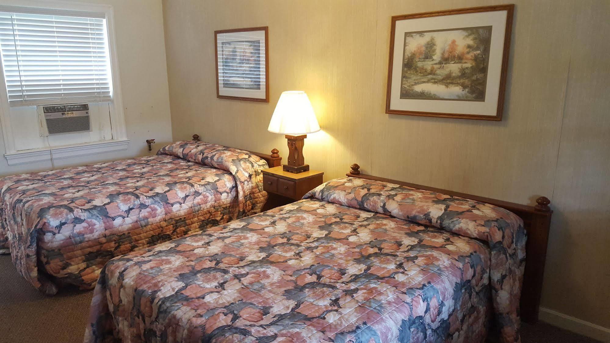 Early American Motel Aurora Bagian luar foto
